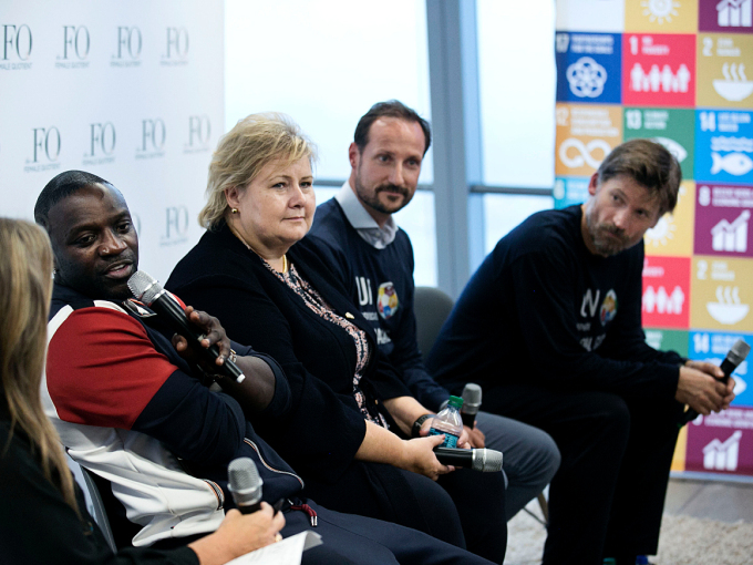 Etter kampen deltok Kronprinsen, Erna Solberg, Nikolaj Coster-Waldau og Akon i et panel som diskuterte bærekraftsmålene. Foto:  Pontus Höök / NTB scanpix 